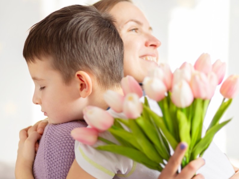 Sohn und Tochter mit Blumen.