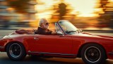 Ein alter Mann fährt einen nagelneuen Porschecabrio. (KI-generiert)