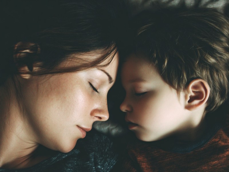 Mutter und Sohn schlafen. (KI-generiert)