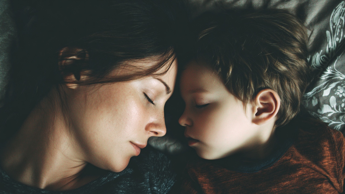Mutter und Sohn schlafen. (KI-generiert)