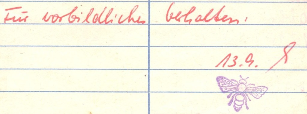 Ein Bienchen-Stempel in einem DDR-Schulheft