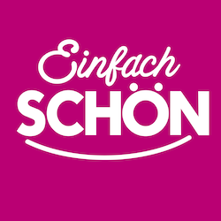 Ein Mann streichelt den Kopf einer Hündin