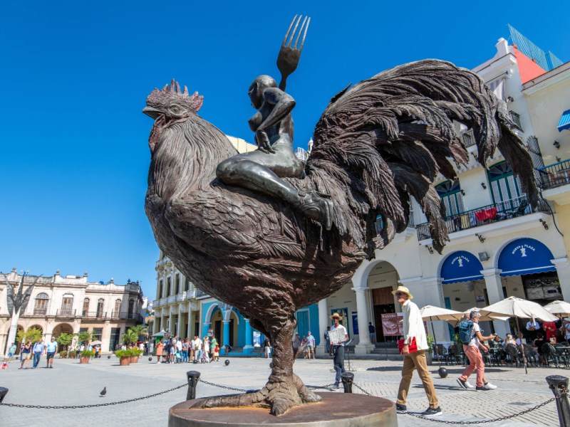 19 schräge Statuen, deren Sinn man nicht kapiert