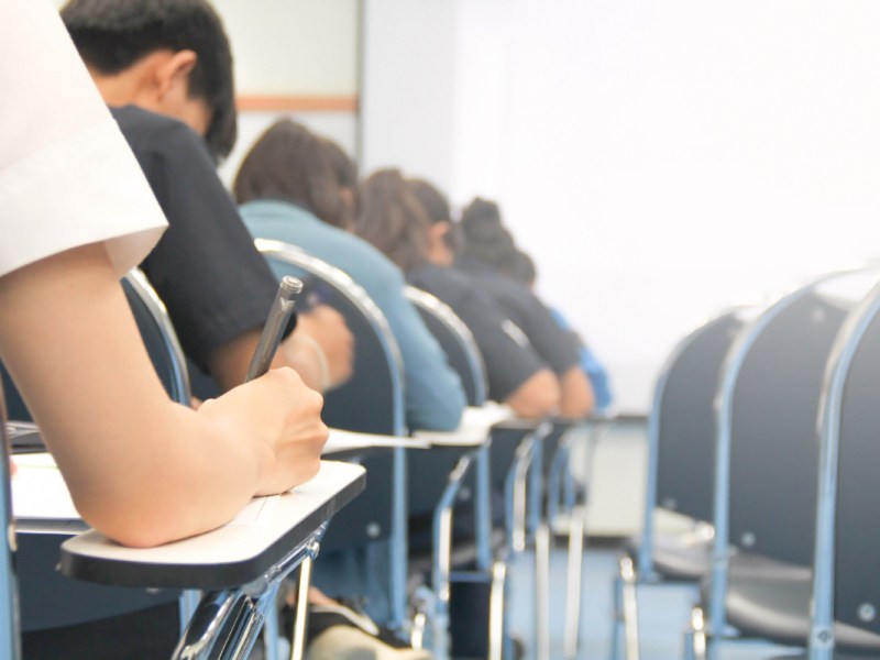 Schüler schreiben eine Klassenarbeit.