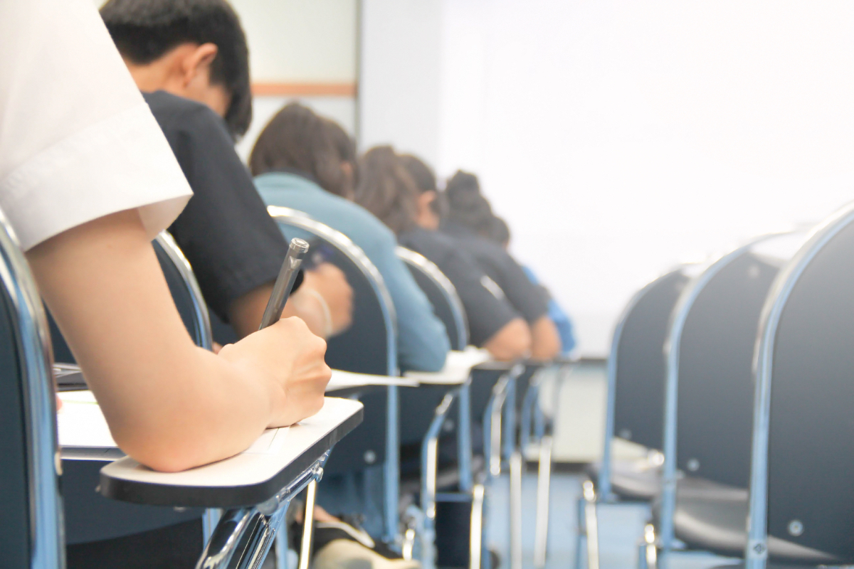 Schüler schreiben eine Klassenarbeit.