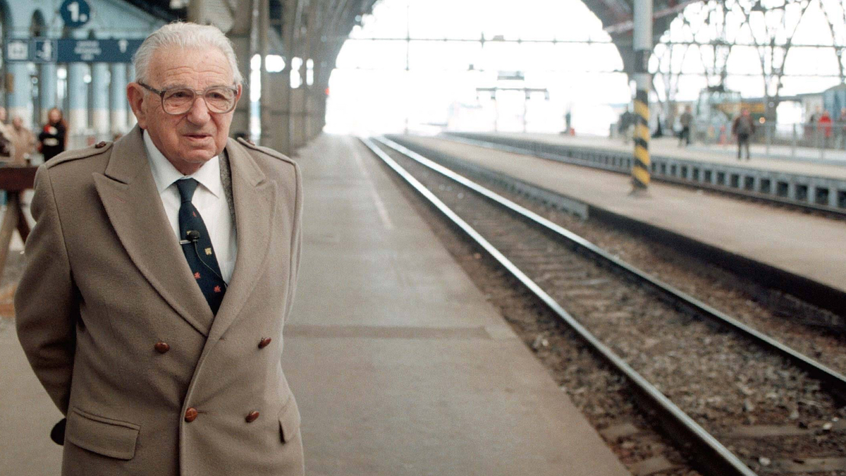 Nicholas Winton am Prager Hauptbahnhof.