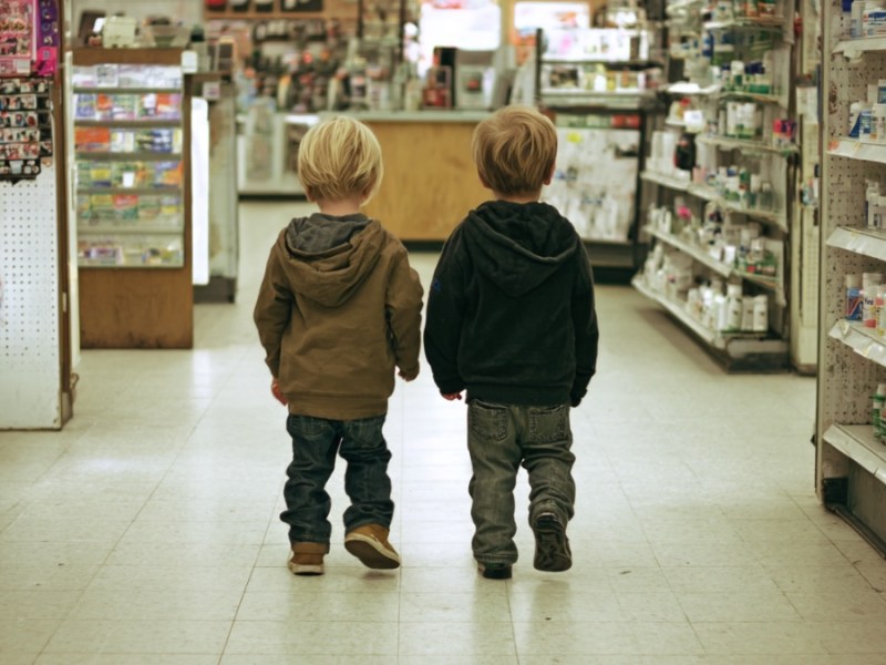 Zwei Jungen in der Drogerie. (KI-generiert)